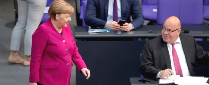 dpa218333240_merkel_Altmaier_bundestag