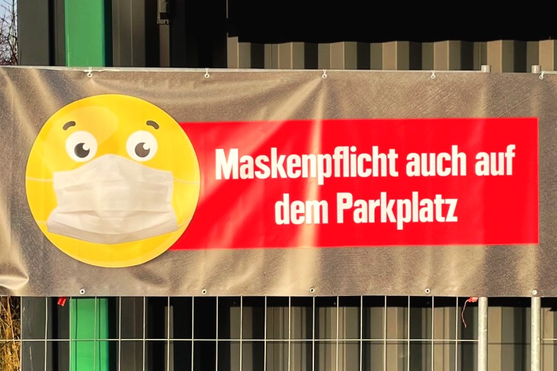 KOPP_Report_Plakat_maskenpflicht_parkplatz_corona